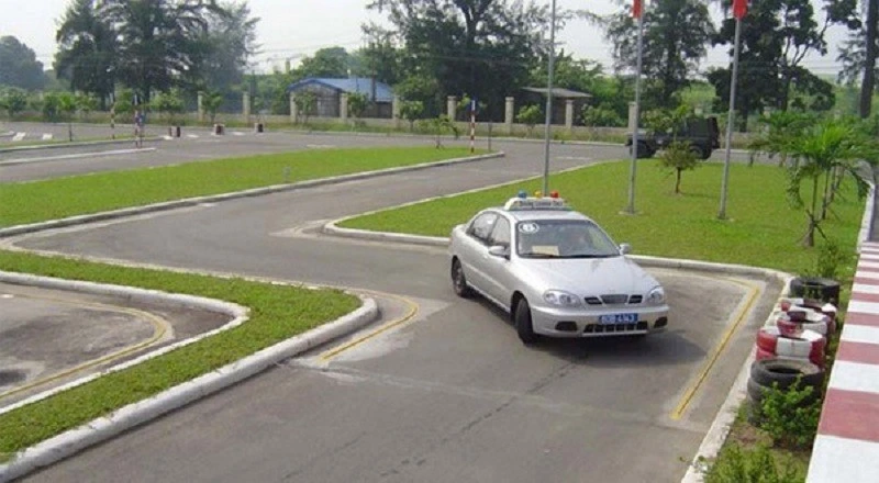 Hướng dẫn qua vệt bánh xe và đường hẹp vuông góc sát hạch B2