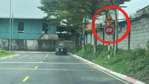 Hướng dẫn bài thi tạm dừng ở nơi có đường sắt chạy qua